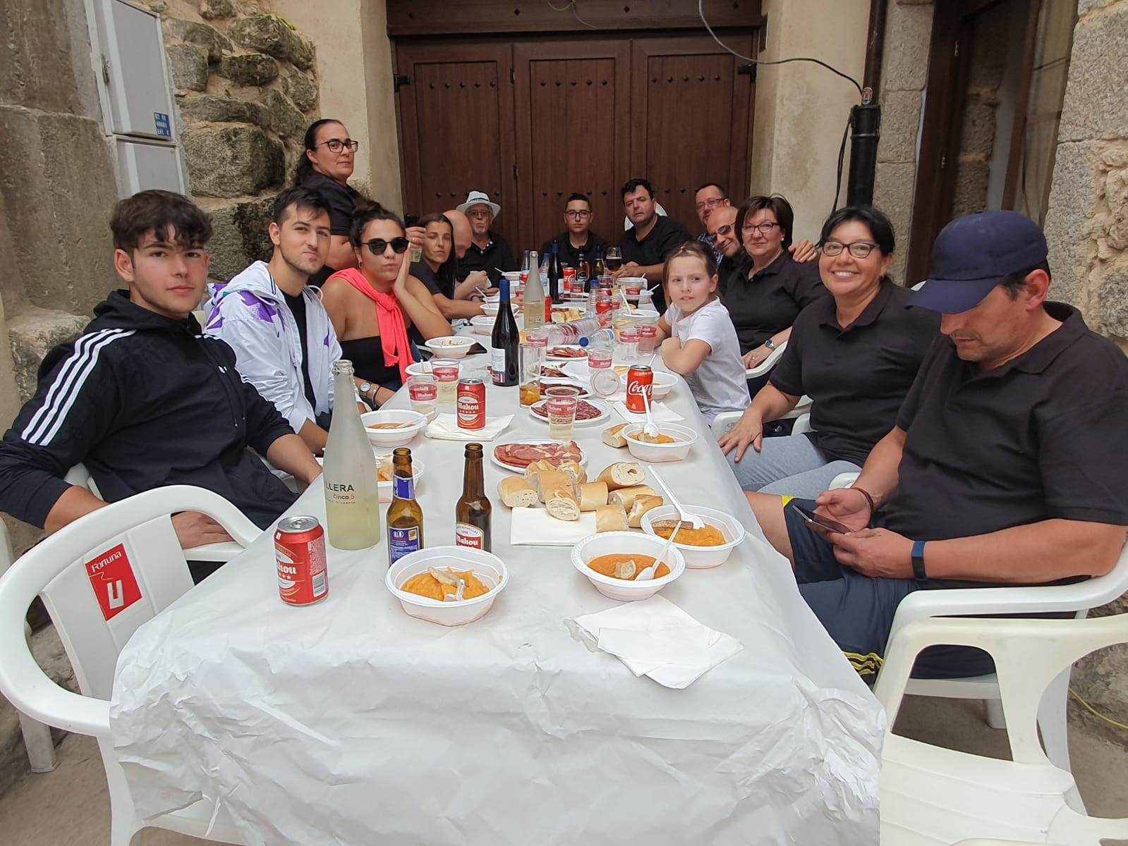 Fotos: Comida solidaria en San Esteban de la Sierra