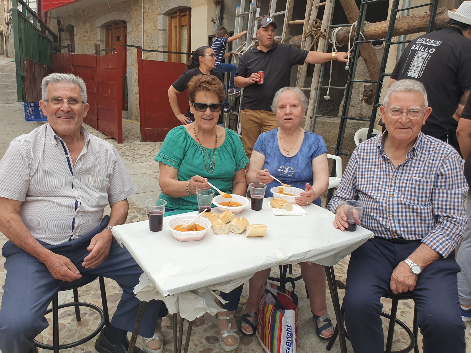 Fotos: Comida solidaria en San Esteban de la Sierra