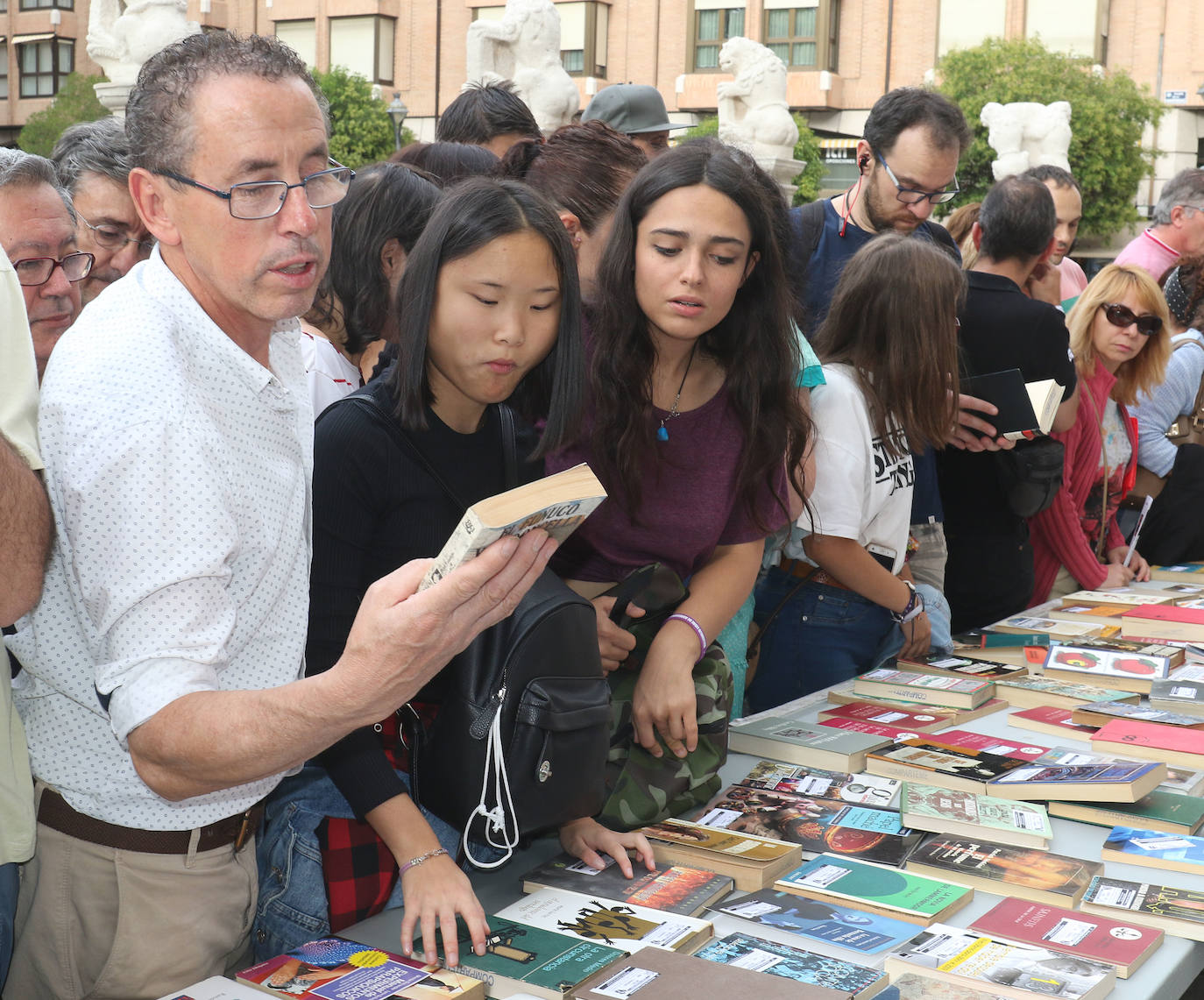 Fotos: Intercambio de libros pasado por agua