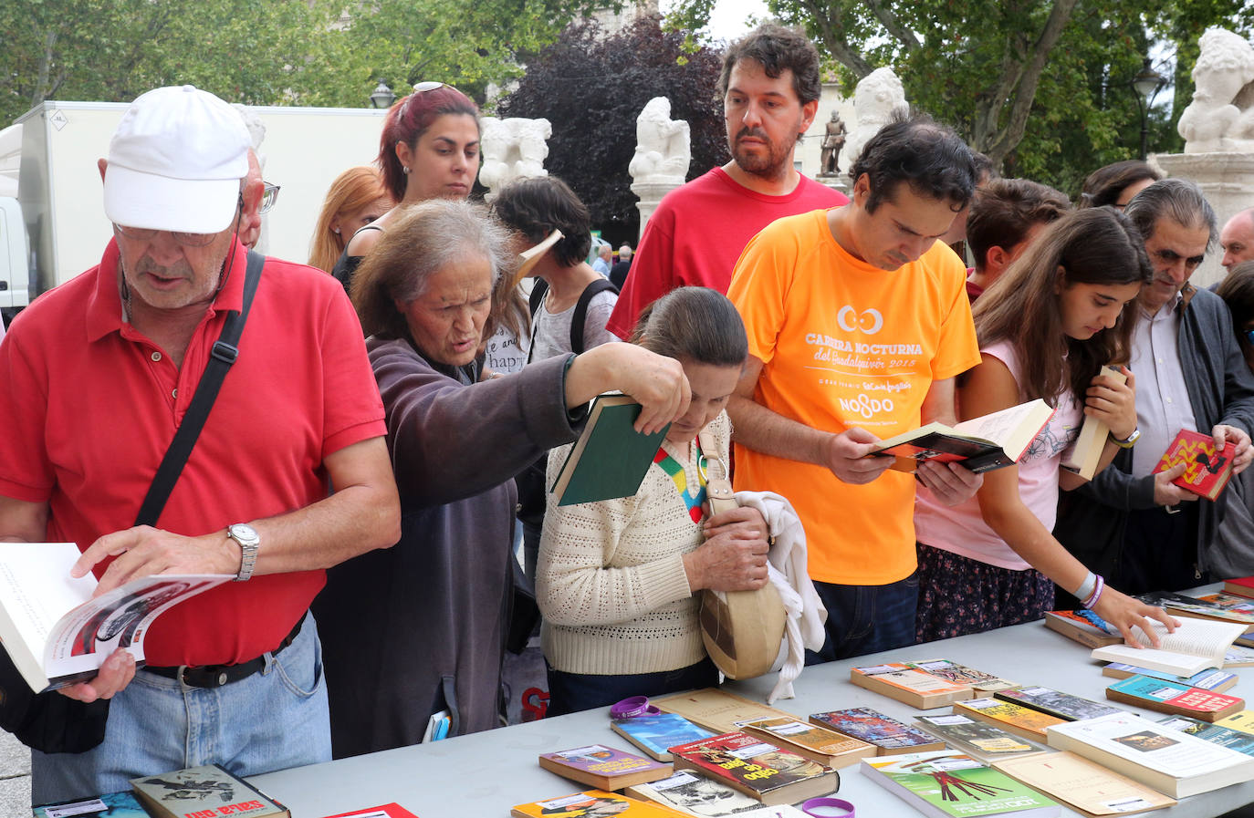 Fotos: Intercambio de libros pasado por agua