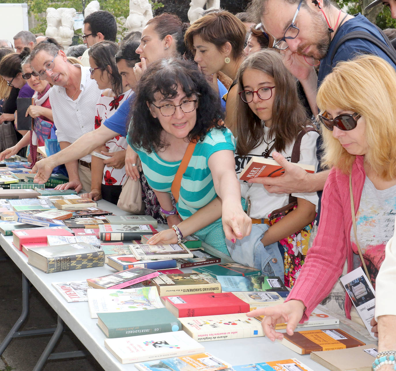 Fotos: Intercambio de libros pasado por agua