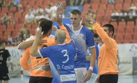 Los jugadores felicitan al portero Carlos Calle. 