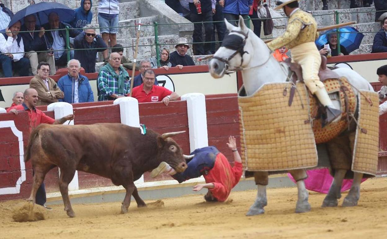 Momento en el que el toro cornea al mozo.