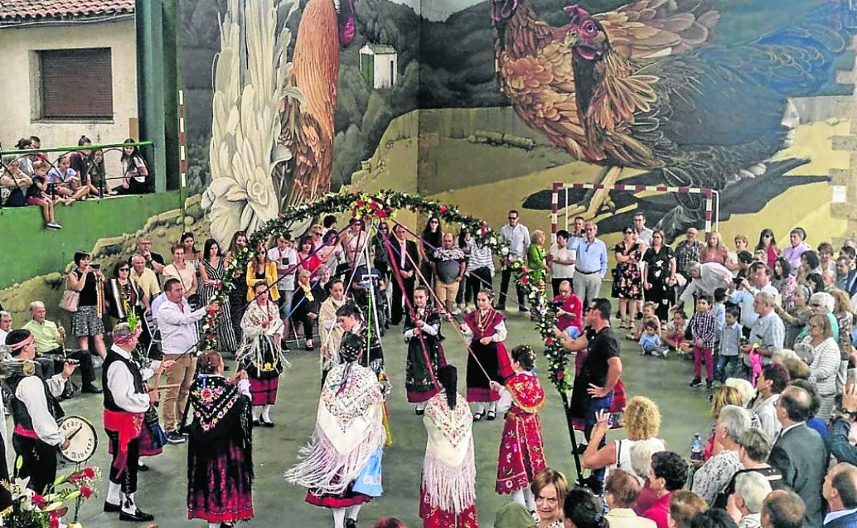 Bailes y danzas típicas a cargo del Grupo de Danzarines de Garcibuey.