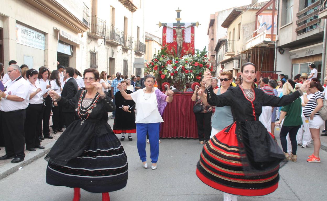 Jotas de larga duración y trajes regionales durante la emotiva procesión del Cristo. 