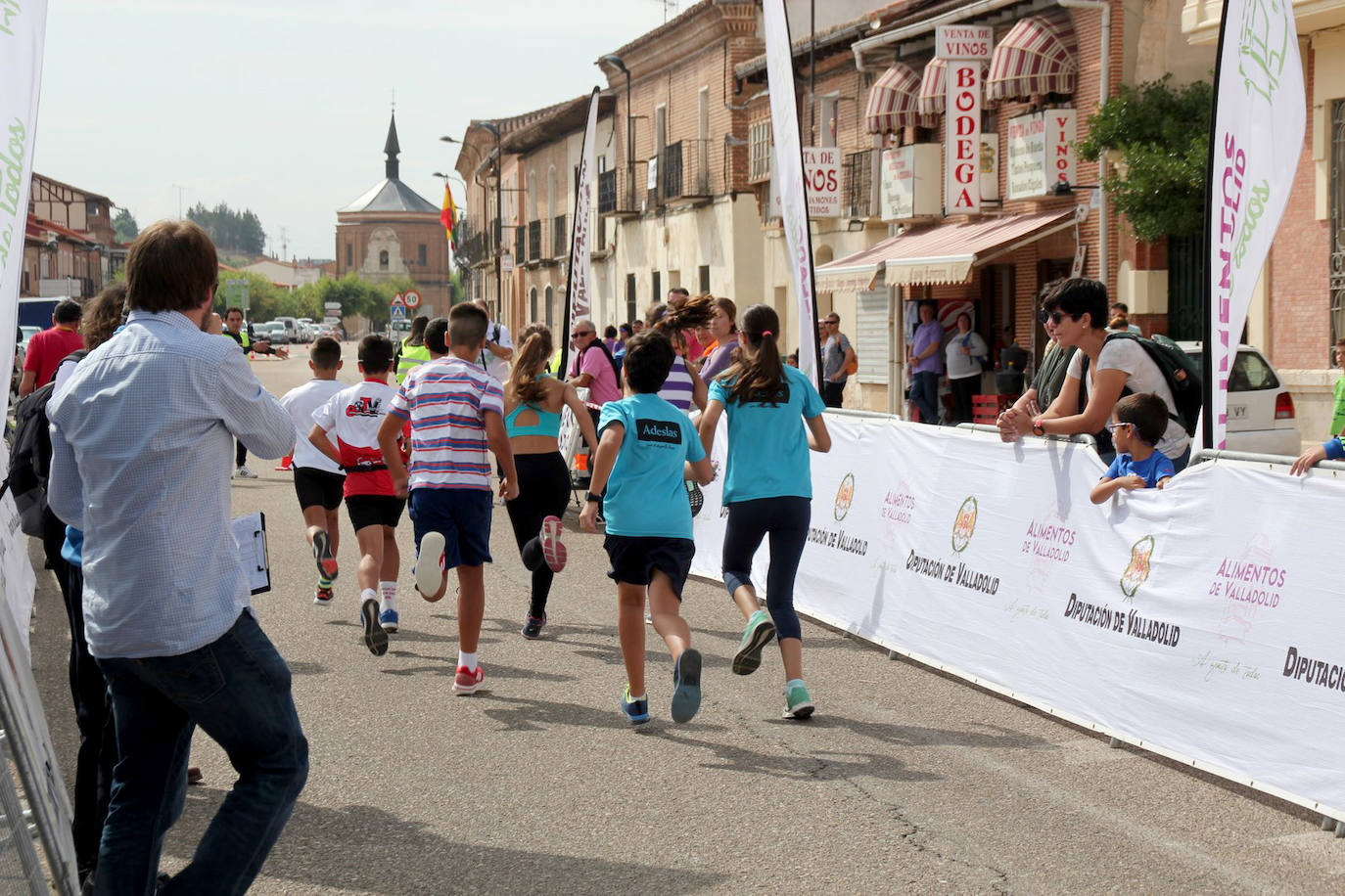 Fotos: Más de 300 atletas participan en la carrera &#039;Corriendo entre viña&#039; de Rueda