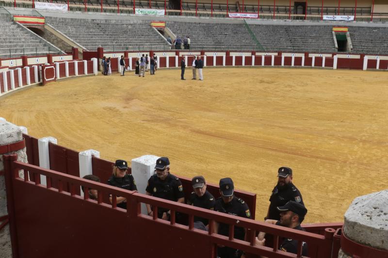 La corrida de rejones de este domingo en Valladolid no se va a aplazar, sino que queda cancelada de manera definitiva. Se podrá reclamar el dinero de la entrada hoy hasta las 21:00 horas, además de mañana lunes desde las 10:00 hasta las 14:00 horas y, por la tarde, de 18:00 a 21:00 horas.