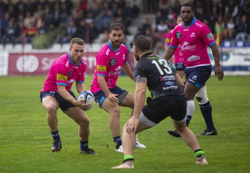 La División de Honor de Rugby en su edición LIII comenzó su primera jornada liguera con dos grandes sorpresas, las victorias de Complutense Cisneros sobre el Lexus alcobendas y de Barça Rubbi sobre el Silvestrom El Salvador. El vigente campeón, el VRAC Quesos Entrepinares, venció al Bathco pero no lo hizo con la suficiencia que podía se podía prever y sufrió hasta el final.