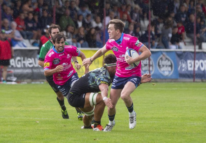 La División de Honor de Rugby en su edición LIII comenzó su primera jornada liguera con dos grandes sorpresas, las victorias de Complutense Cisneros sobre el Lexus alcobendas y de Barça Rubbi sobre el Silvestrom El Salvador. El vigente campeón, el VRAC Quesos Entrepinares, venció al Bathco pero no lo hizo con la suficiencia que podía se podía prever y sufrió hasta el final.