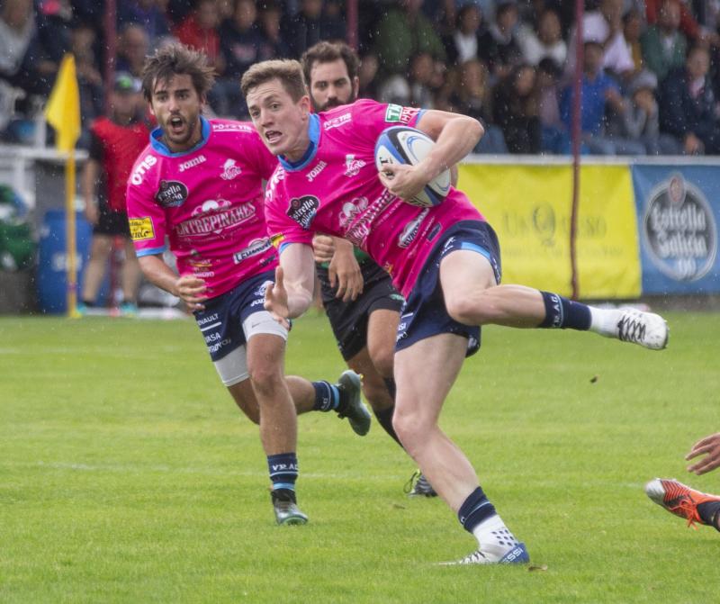 La División de Honor de Rugby en su edición LIII comenzó su primera jornada liguera con dos grandes sorpresas, las victorias de Complutense Cisneros sobre el Lexus alcobendas y de Barça Rubbi sobre el Silvestrom El Salvador. El vigente campeón, el VRAC Quesos Entrepinares, venció al Bathco pero no lo hizo con la suficiencia que podía se podía prever y sufrió hasta el final.