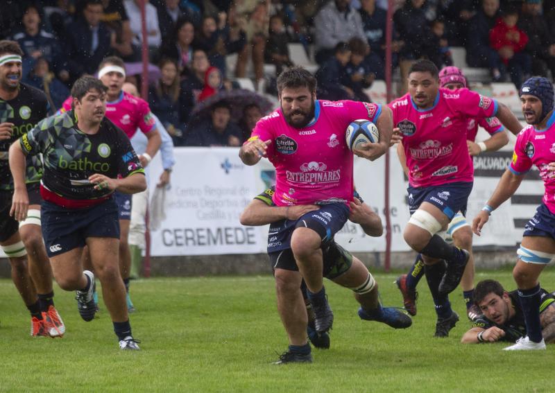 La División de Honor de Rugby en su edición LIII comenzó su primera jornada liguera con dos grandes sorpresas, las victorias de Complutense Cisneros sobre el Lexus alcobendas y de Barça Rubbi sobre el Silvestrom El Salvador. El vigente campeón, el VRAC Quesos Entrepinares, venció al Bathco pero no lo hizo con la suficiencia que podía se podía prever y sufrió hasta el final.
