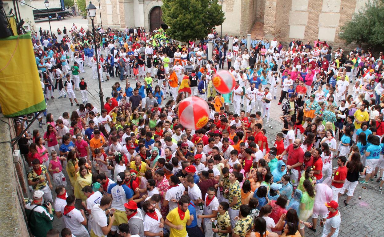 Los peñistas y vecinos muestran su alegría en el inicio de las fiestas de Nava tras el pregón de Carlos Villagrán. 