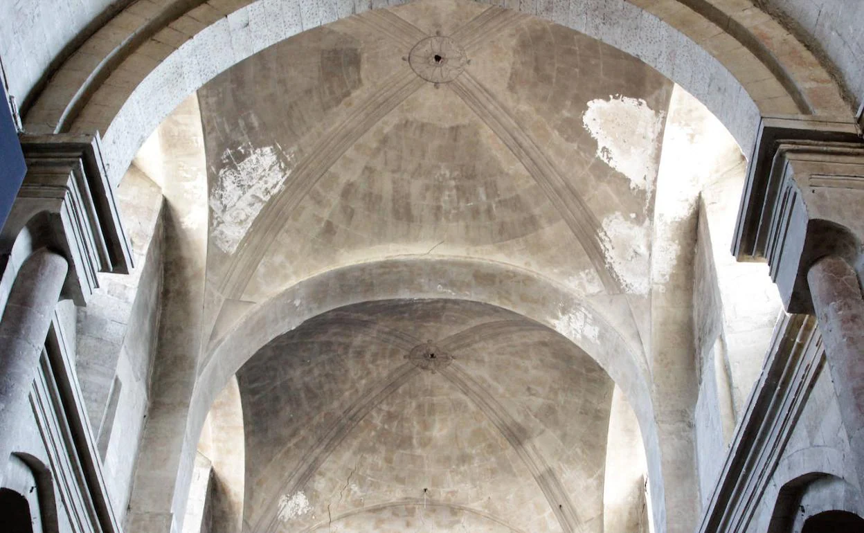 Bóveda central de la iglesia de San Martín, con grietas y humedades.