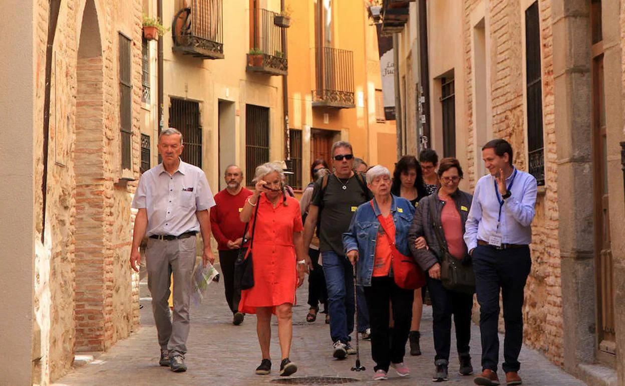 Participantes en una visita guiada recorren las clles de la Judería de Segovia.