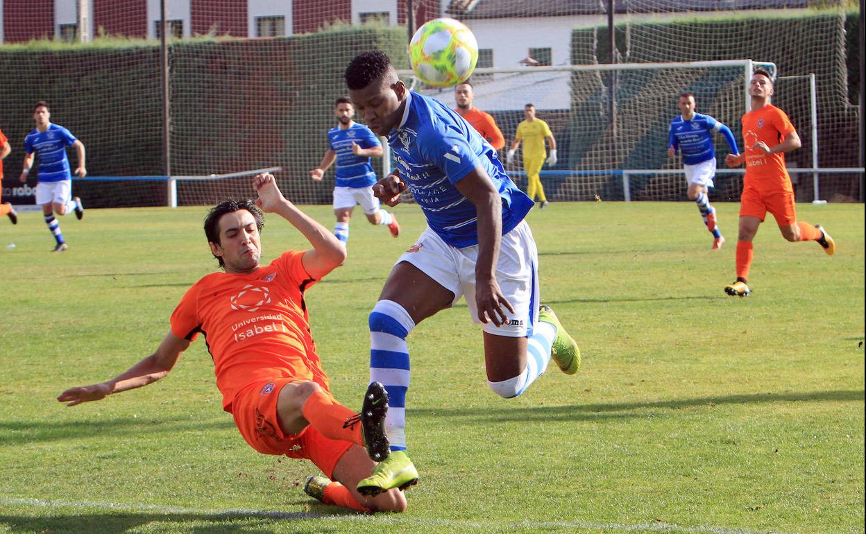 Jonan trata de llevarse el balón ante un rival de Burgos Promesas en El Hospital. 