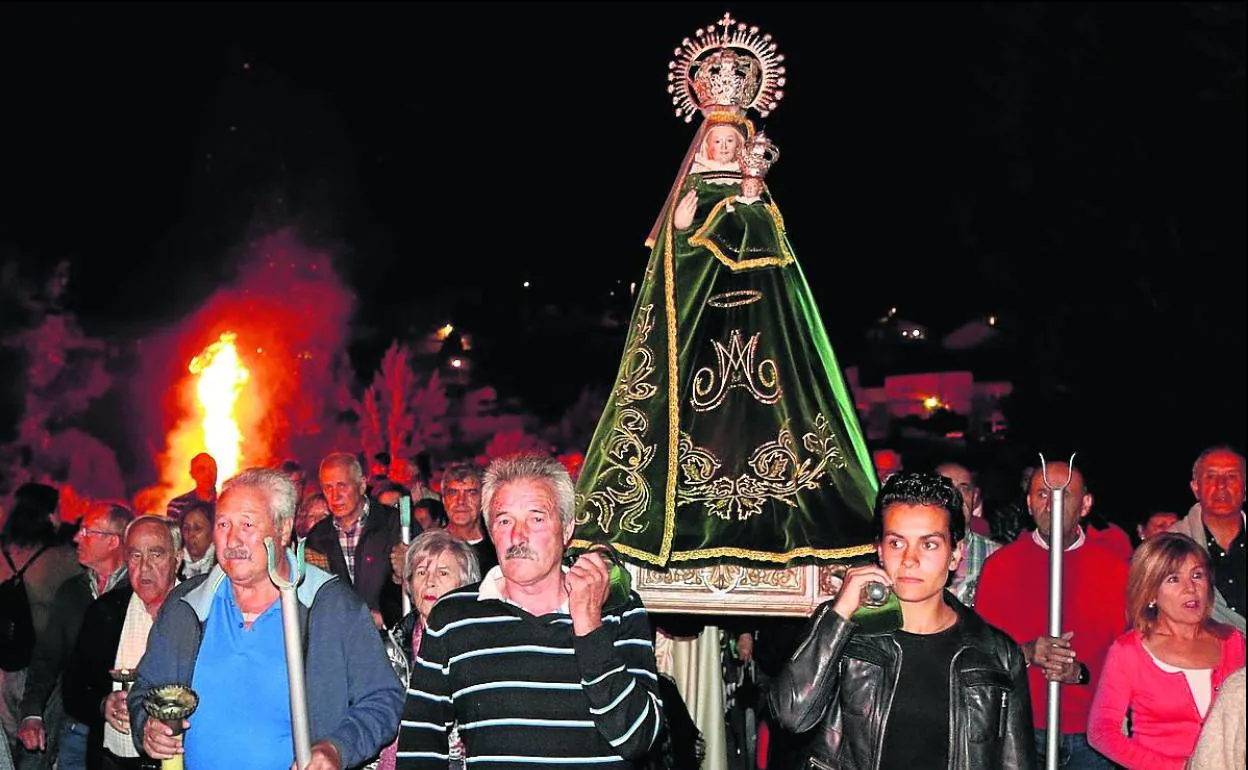 Nuestra Señora de Allende el Río, portada en andas junto a una de las hogueras. 