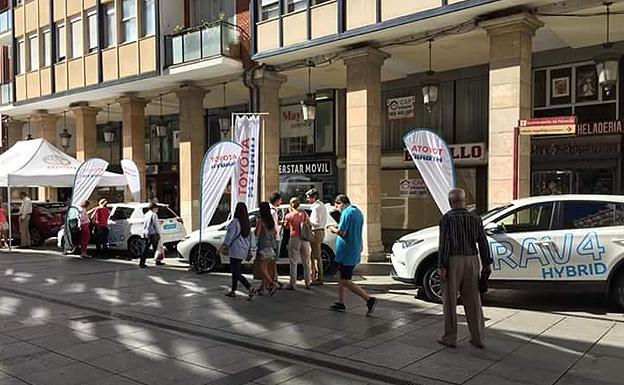 Vehículos sostenibles en la Calle Mayor de Palencia. 