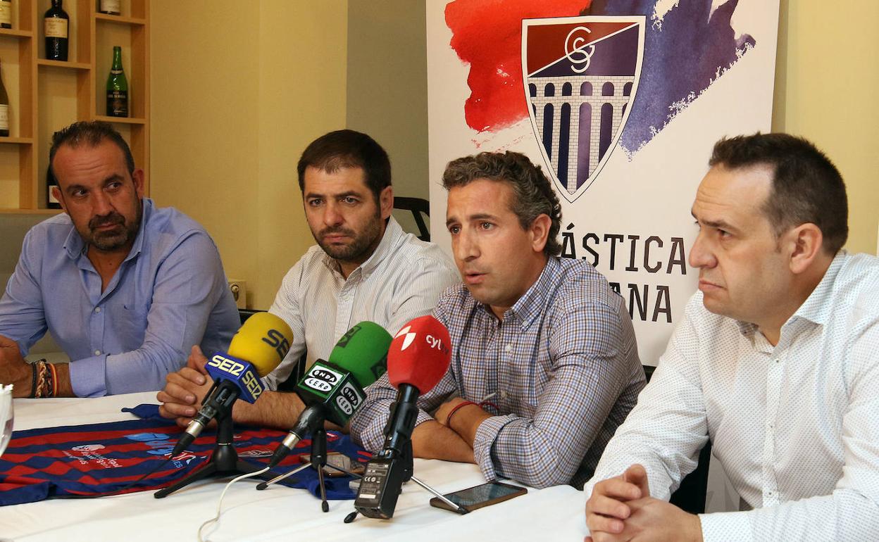 Agustín Cuenca, en el centro, junto a directivos de la Segoviana durante la rueda de prensa.
