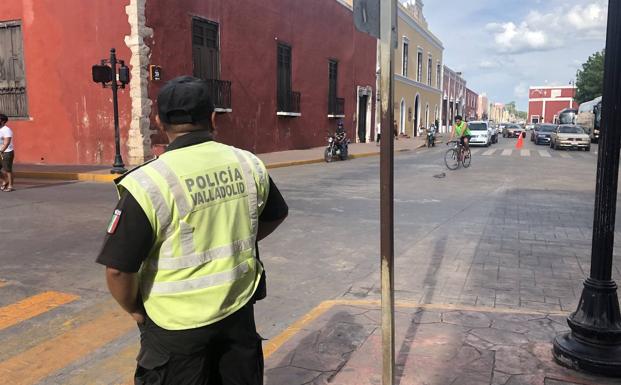 Imagen principal - Un policía vigila el tráfico, la catedral de Valladolid (iglesia de San Servacio) y el escudo de la 'ciudad heroica'.