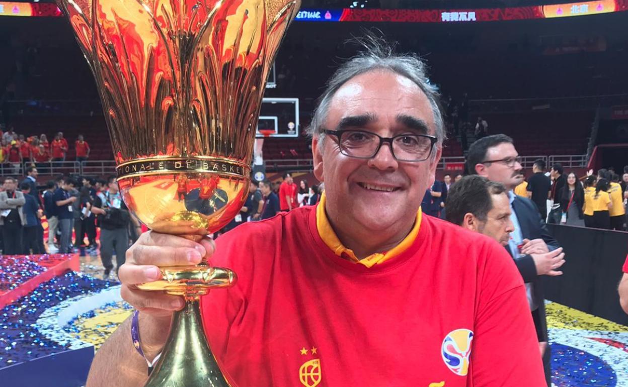 José Ignacio Hernández posa con la Copa del Mundo conquistada en China por la selección nacional de baloncesto. 