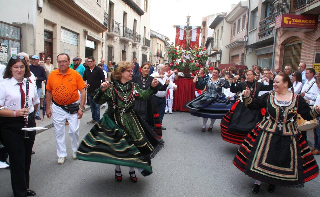 Las mujeres bailan la jota delante del Cristo de la Expiración.