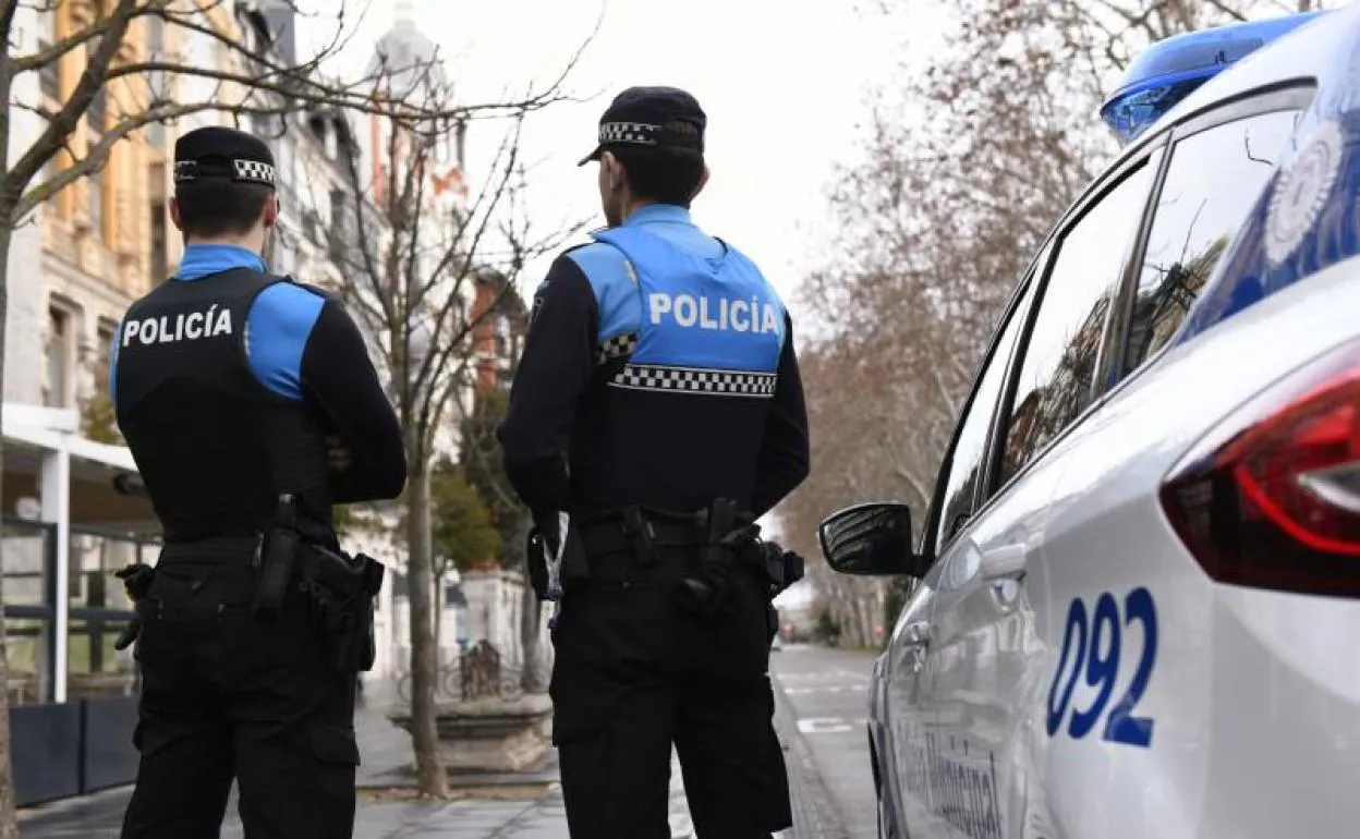 Agentes de la Policía Local patrullas por las calles de Valladolid. 