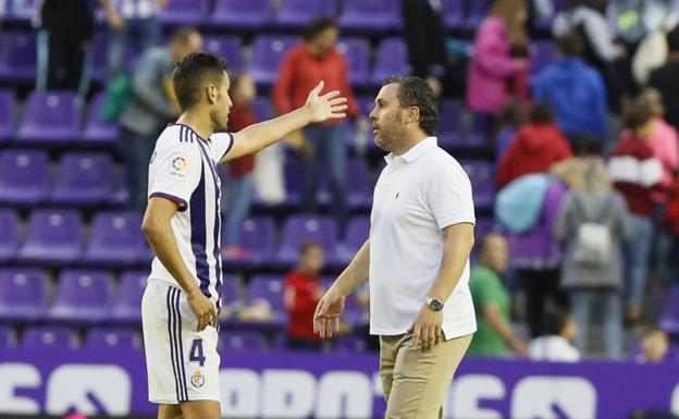 Sergio charla con Olivas durante el partido ante el Osasuna. 