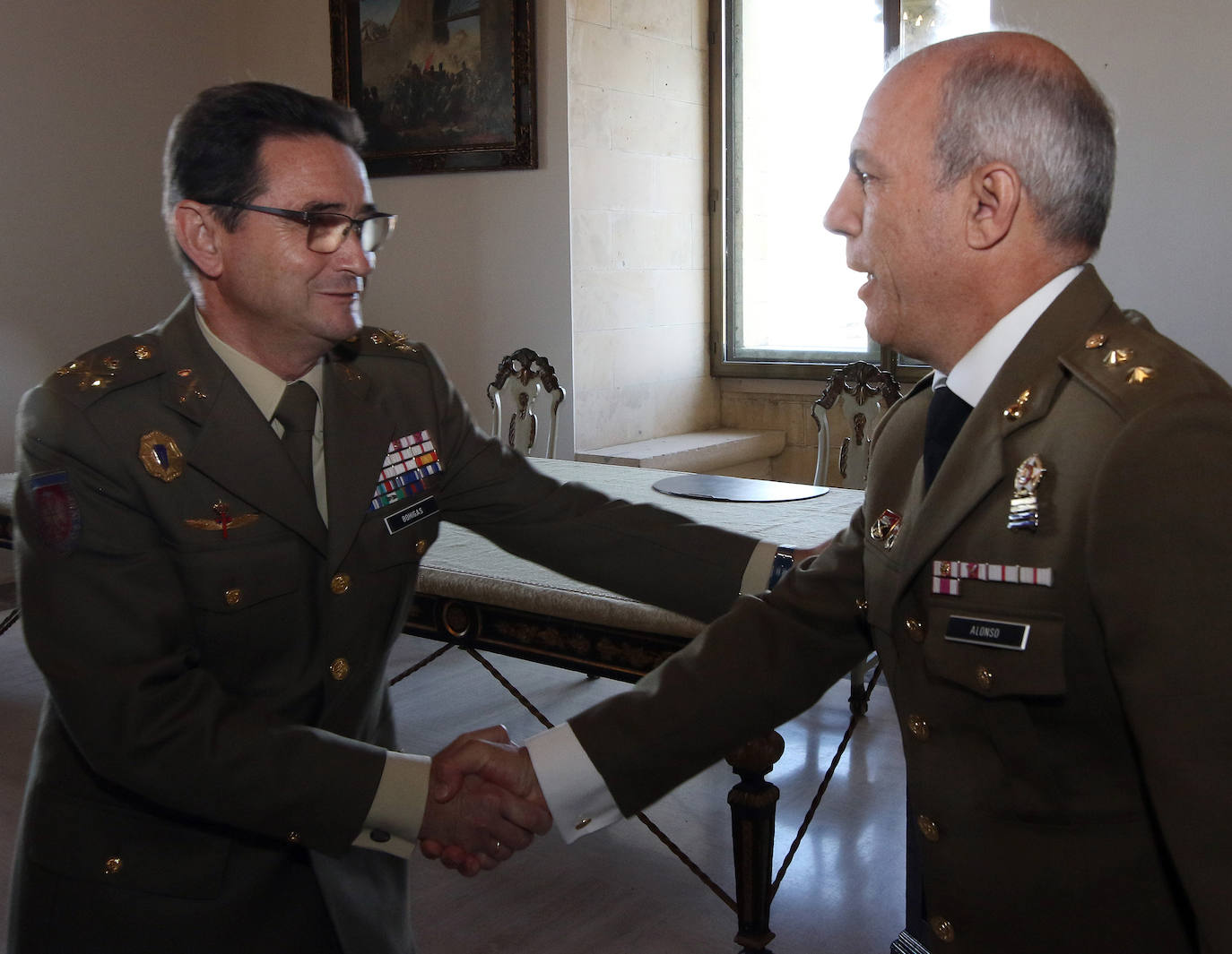 El nuevo director del archivo junto a su equipo. FOTO EL NORTE