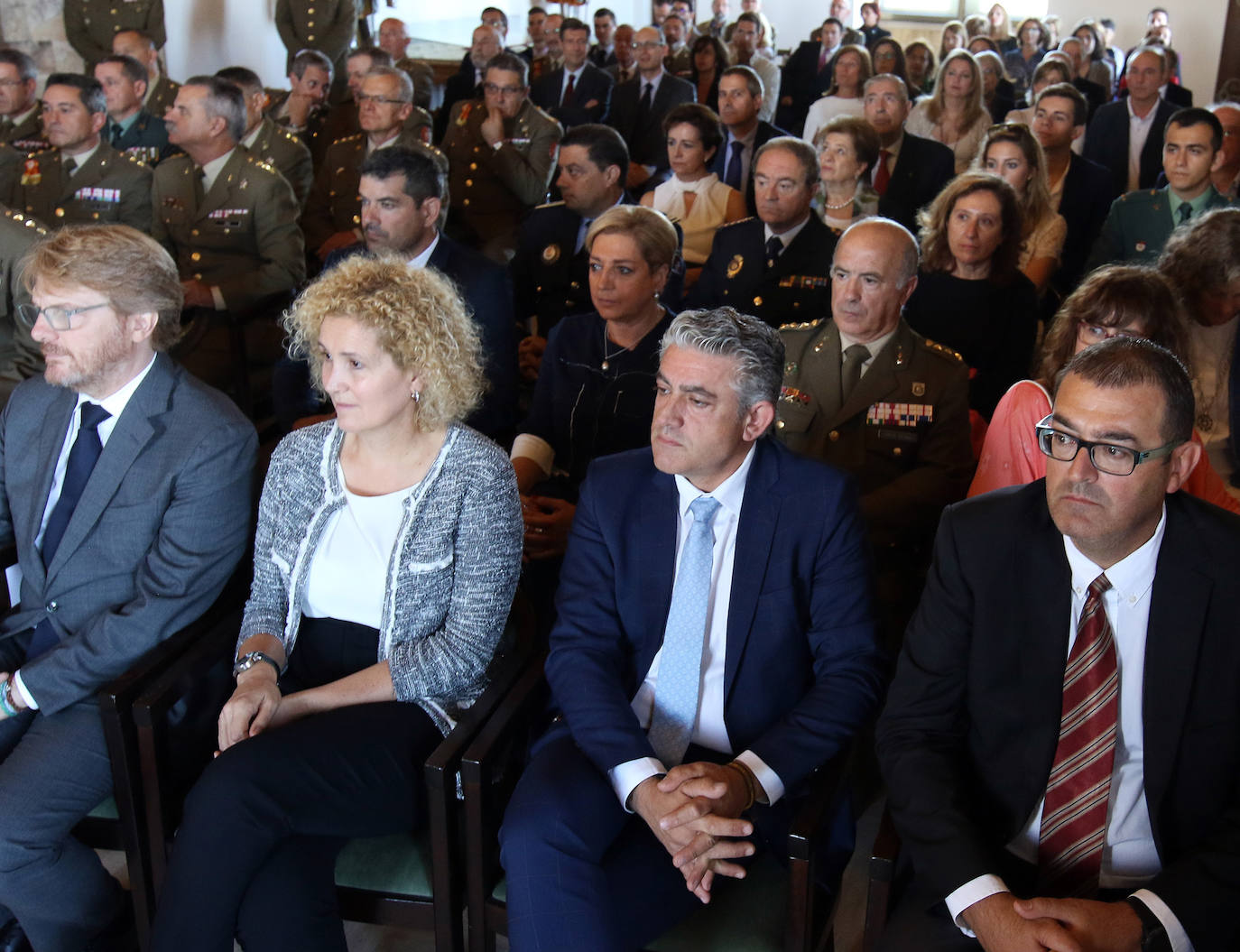 El nuevo director del archivo junto a su equipo. FOTO EL NORTE