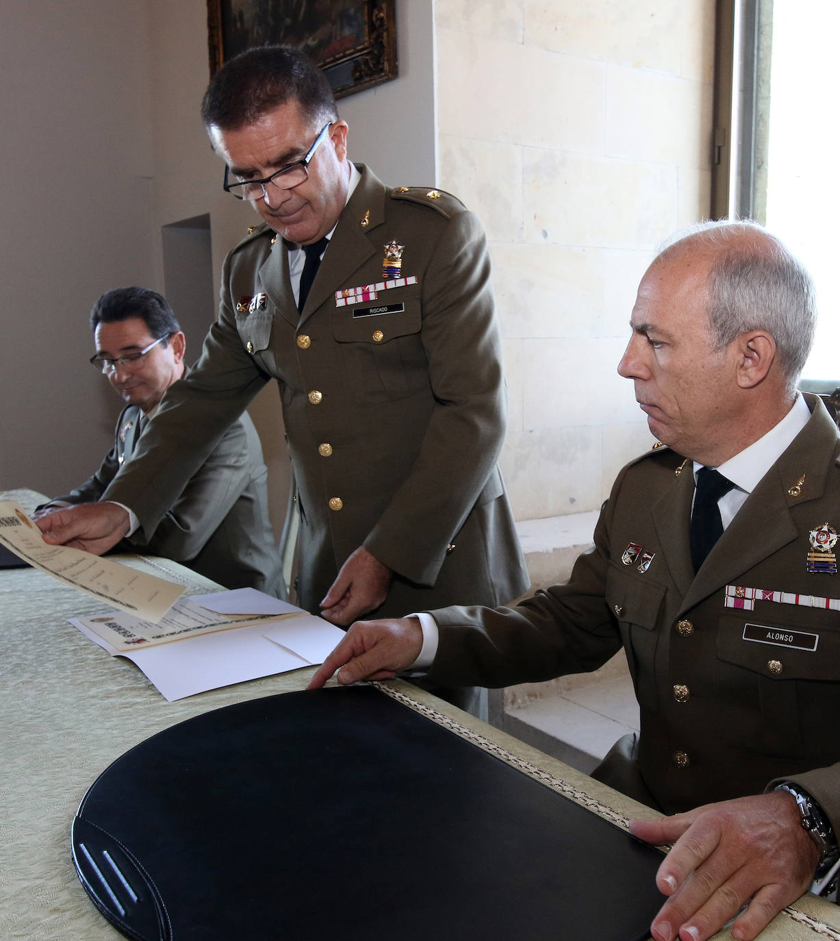 El nuevo director del archivo junto a su equipo. FOTO EL NORTE