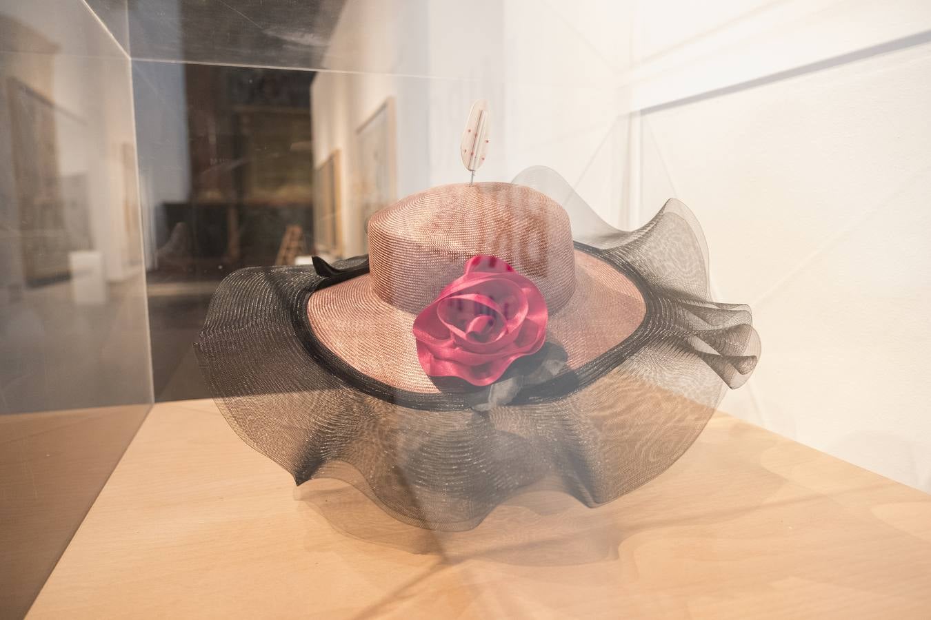 El centenario del nacimiento de Joan Brosa (1919-1998) enmarca la muestra que reúne 69 grabados, litografías y serigrafías de este artista y de Joan Miró (1893-1983), a modo de discurso explorativo de la relación personal y artística que entre ambos trabaron a partir de 1941