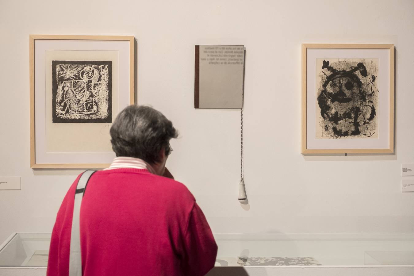 El centenario del nacimiento de Joan Brosa (1919-1998) enmarca la muestra que reúne 69 grabados, litografías y serigrafías de este artista y de Joan Miró (1893-1983), a modo de discurso explorativo de la relación personal y artística que entre ambos trabaron a partir de 1941