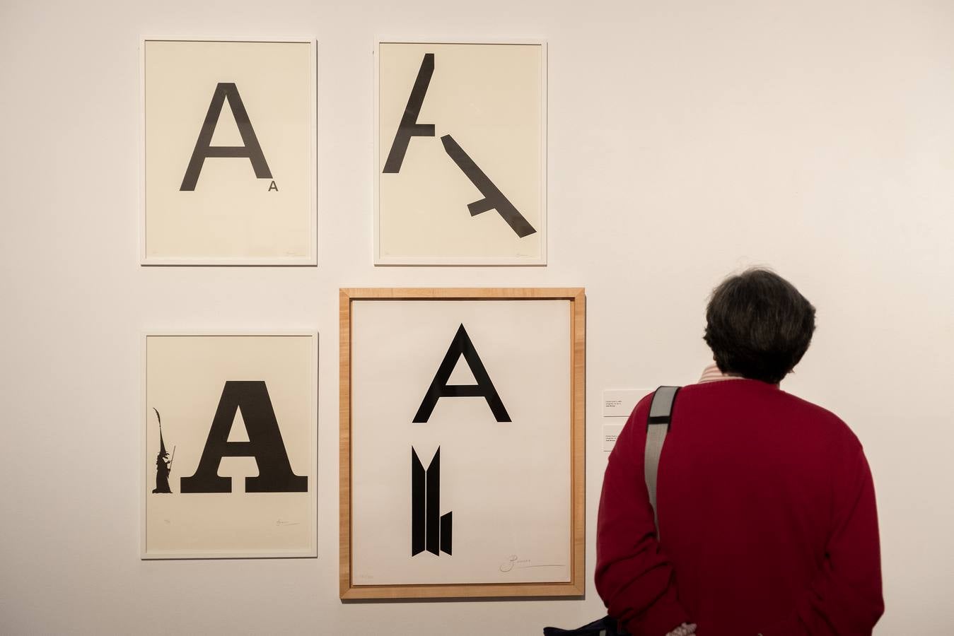 El centenario del nacimiento de Joan Brosa (1919-1998) enmarca la muestra que reúne 69 grabados, litografías y serigrafías de este artista y de Joan Miró (1893-1983), a modo de discurso explorativo de la relación personal y artística que entre ambos trabaron a partir de 1941