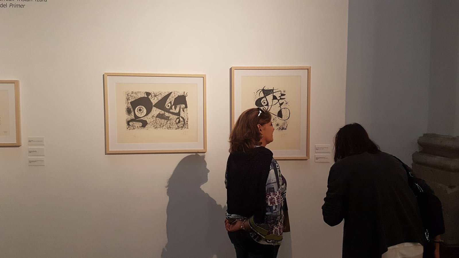 El centenario del nacimiento de Joan Brosa (1919-1998) enmarca la muestra que reúne 69 grabados, litografías y serigrafías de este artista y de Joan Miró (1893-1983), a modo de discurso explorativo de la relación personal y artística que entre ambos trabaron a partir de 1941