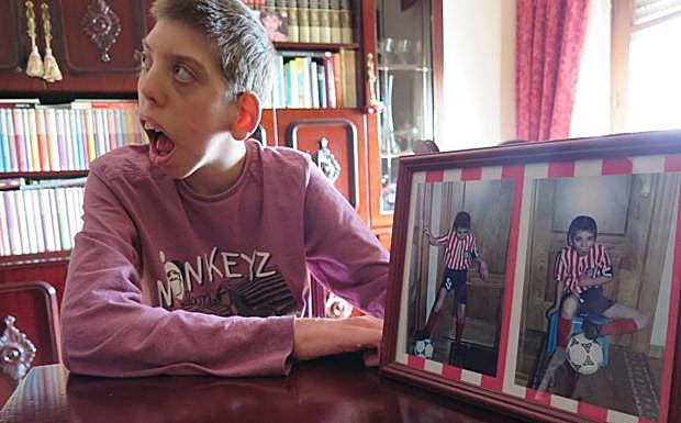 David con una foto suya en la que aparece vestido del Atleti, el club de sus amores. 