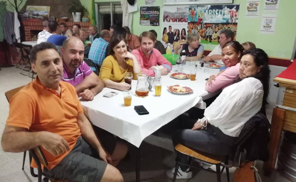 Una cena de convivencia cerró ayer los actos en honor de la Virgen del Carrascal en Valdefuentes de Sangusín, que se retomarán mañana, jueves.