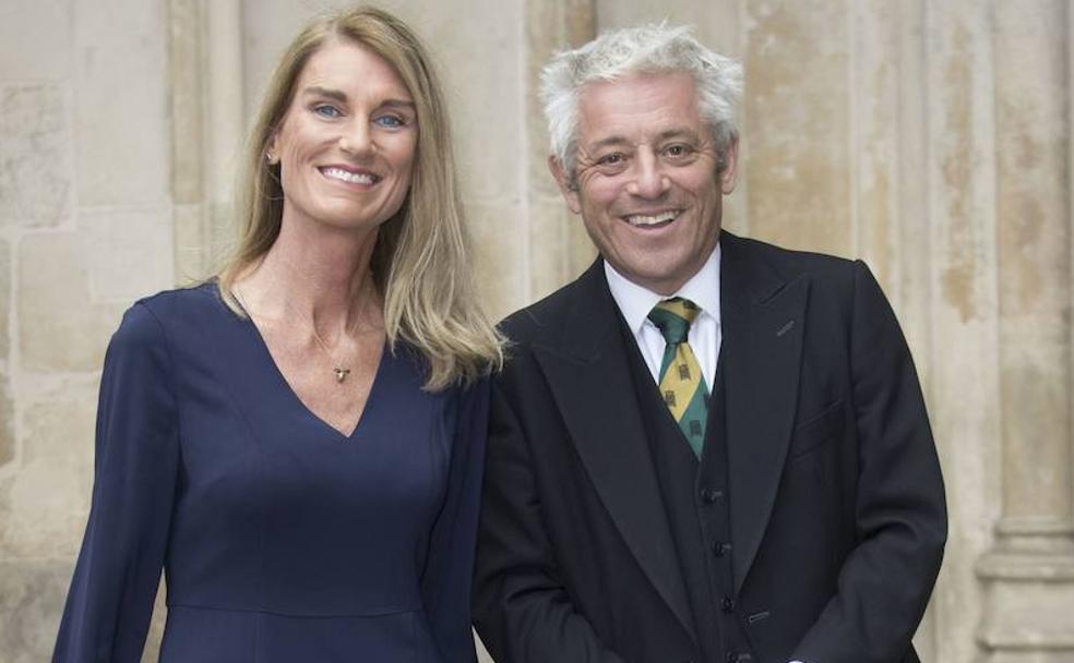 Sally y John Bercow posan para los fotógrafos.