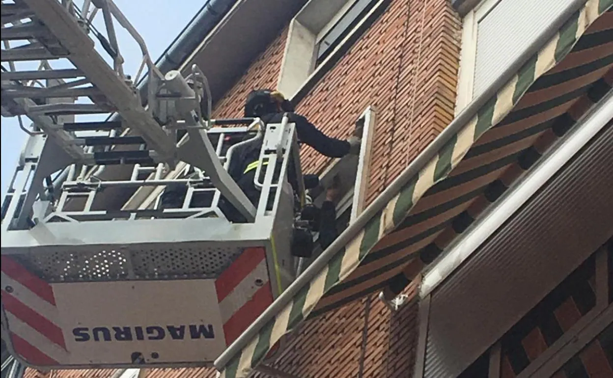 Imágenes de los bomberos asegurando la cornisa defectuosa.