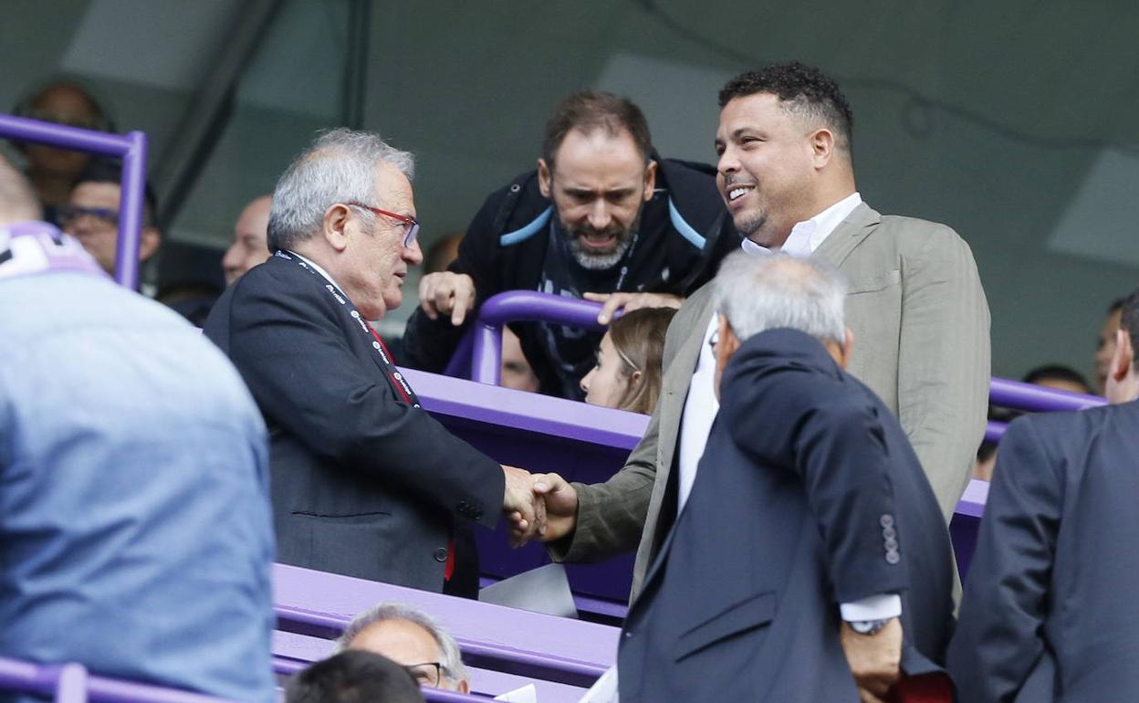 Ronaldo Nazário saluda a los presentes al llegar al palco el pasado domingo. 