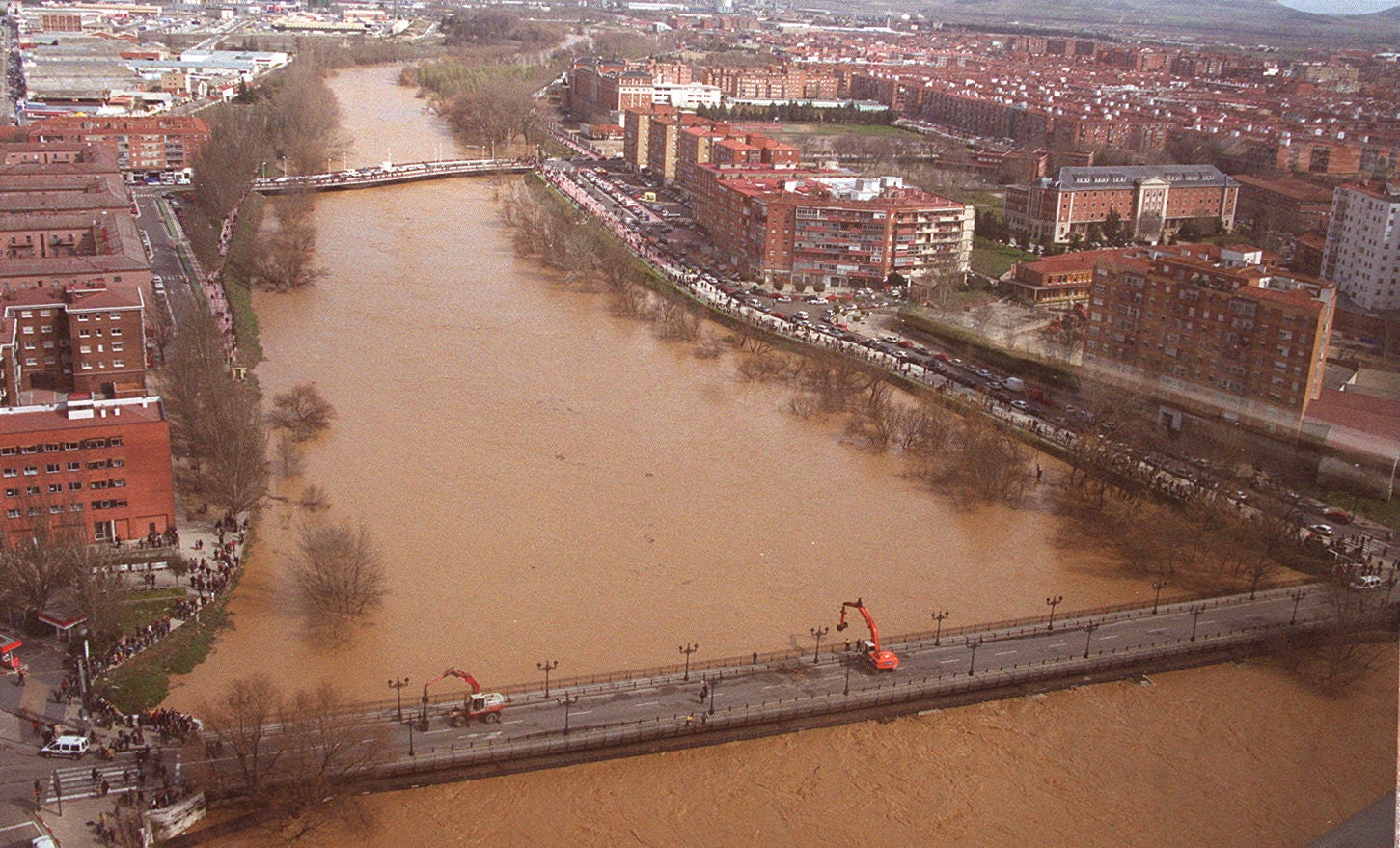 6 de marzo de 2001. El río Pisuerga tapó totalmente el Puente Mayor, lo que obligó a cortar el tráfico de vehículos y peatones.