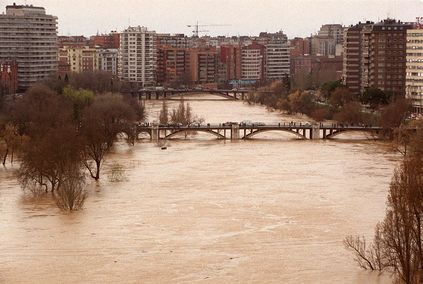 6 de marzo de 2001. El río Pisuerga, desbordado en la zona de Las Moreras, a su paso por el puente de Poniente.