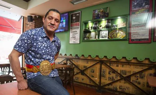 Alfonso Cavia posa en su bar, con sus trofeos. 