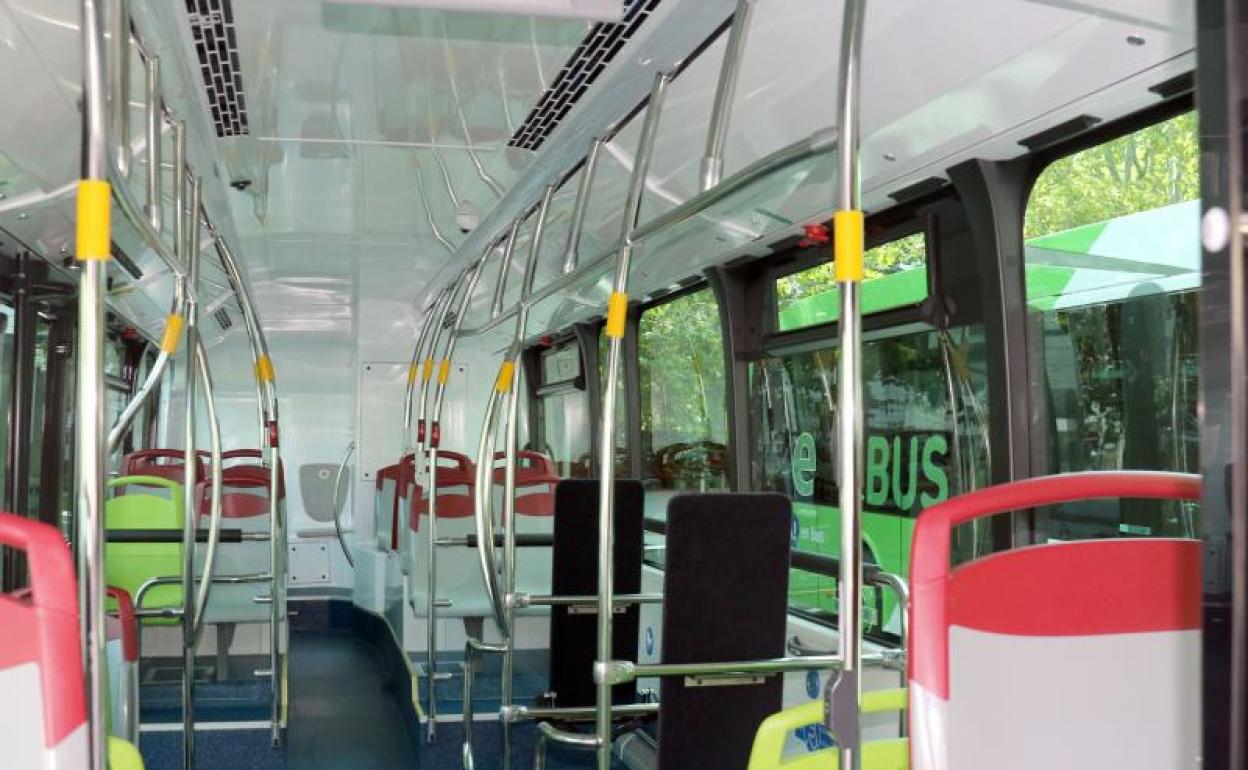 Interior de un autobús híbrido de Auvasa. 