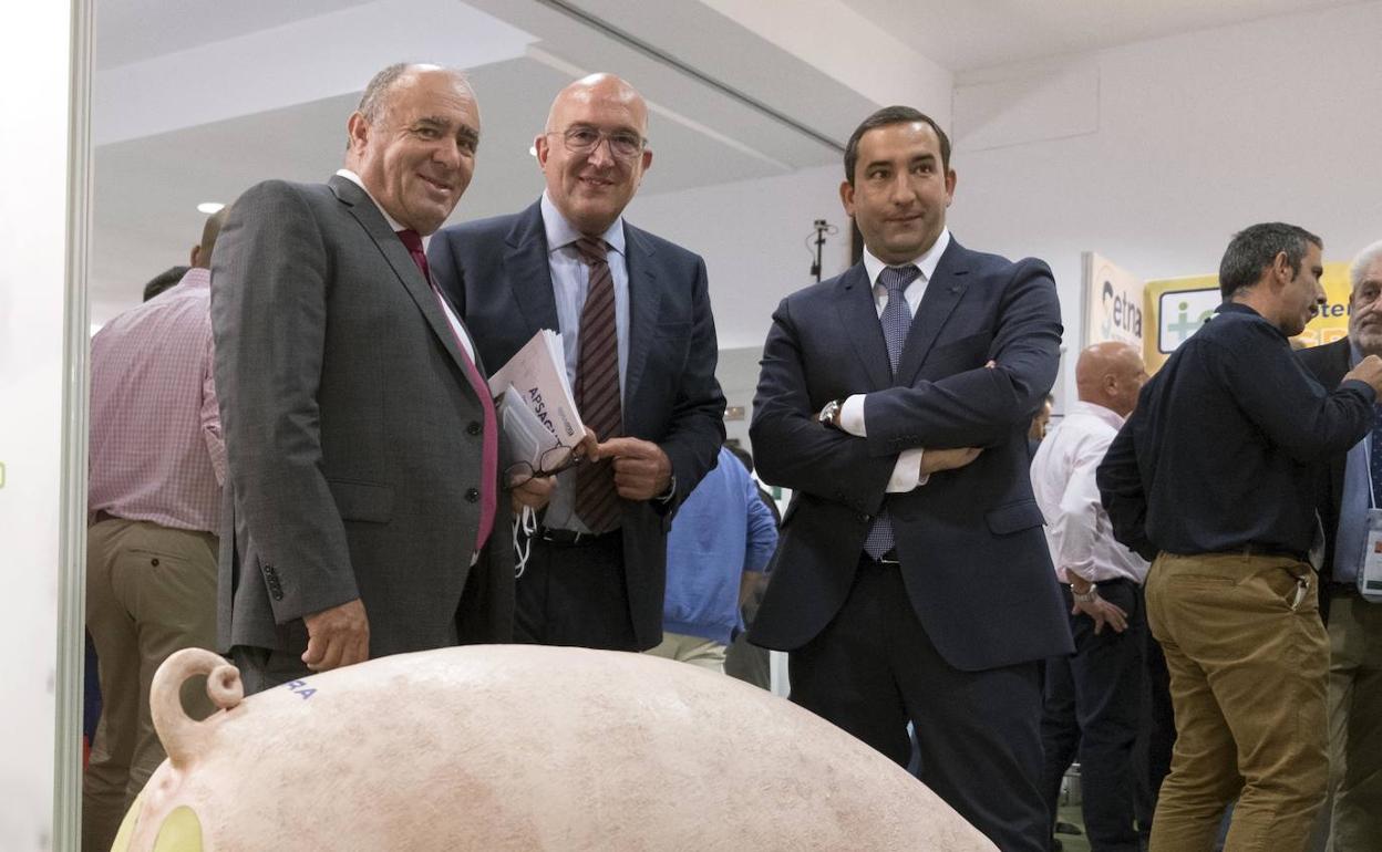 Carnero, junto con el presidente de Anaporc,Eduardo González y el delegado de la Junta, Eloy Ruiz.