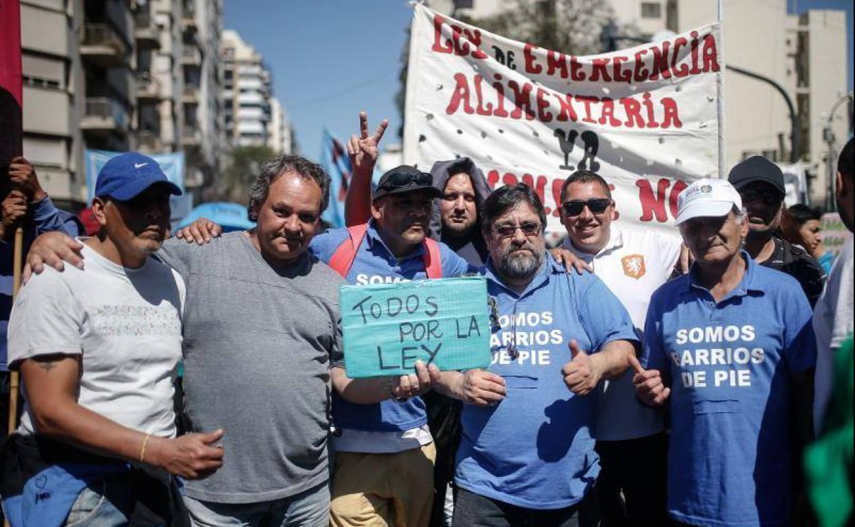 Manifestantes se concentran en Buenos Aires para exigir que el Senado decrete emergencia alimentaria.