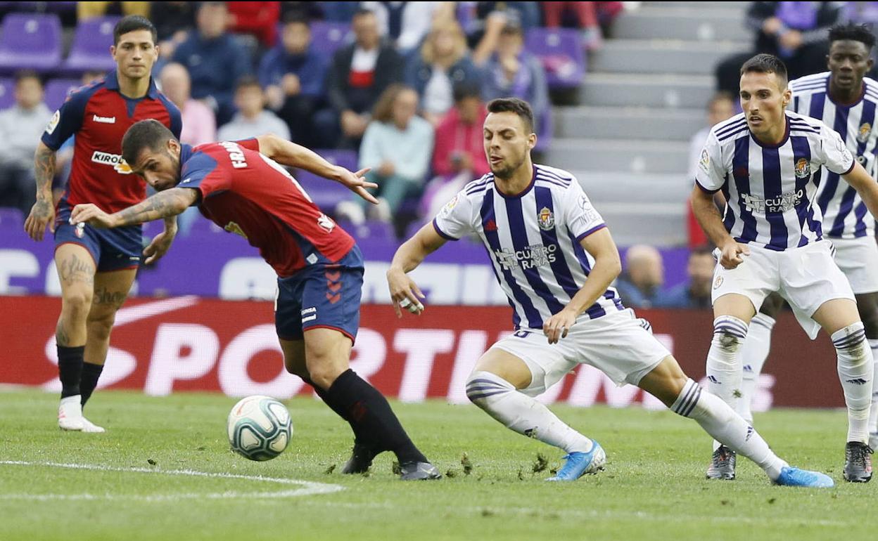 Fran Mérida se lleva la pelota frente a Óscar Plano durante el partido del pasado sabado entre Real Valladolid y Osasuna. 