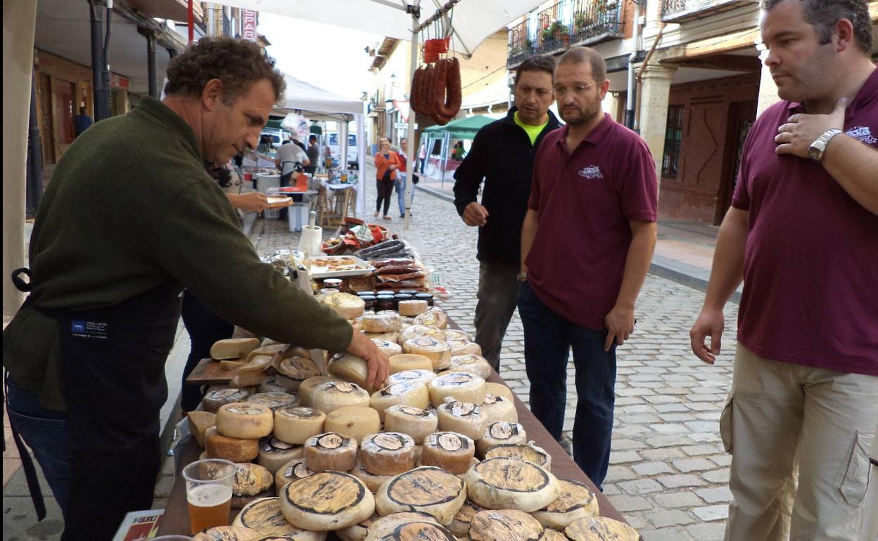 Puesto del Mercado del Queso de Villalón, en una edición anterior. 