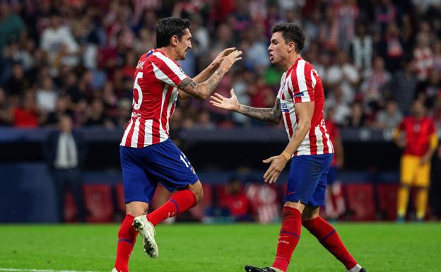 Savic y Giménez celebran uno de los goles ante la Juventus