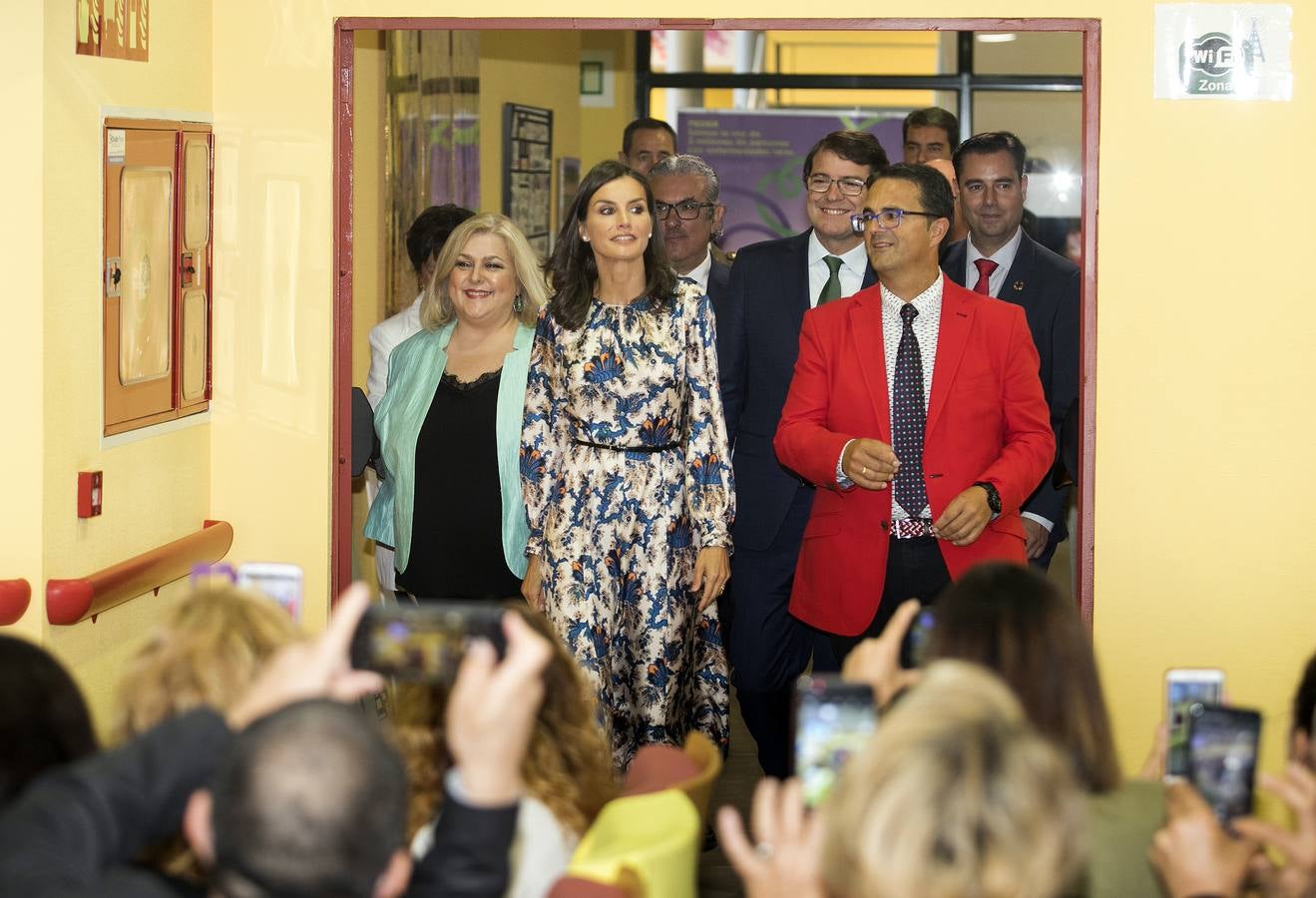 La reina ha conocido de primera mano el trabajo que se desarrolla en esta instalación de referencia nacional y ha visitado una exposición instalada con motivo del décimo aniversario del centro