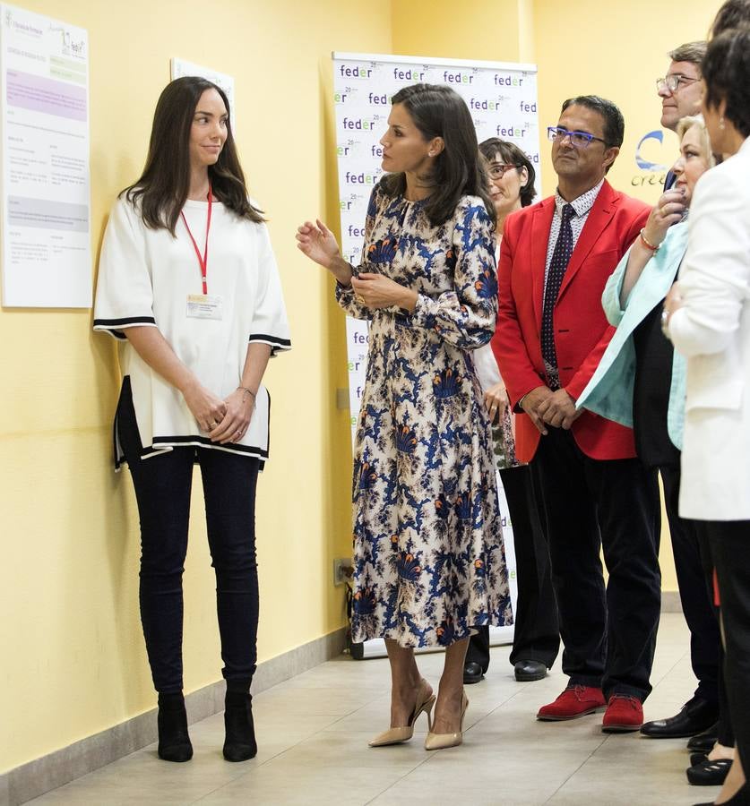 La reina ha conocido de primera mano el trabajo que se desarrolla en esta instalación de referencia nacional y ha visitado una exposición instalada con motivo del décimo aniversario del centro
